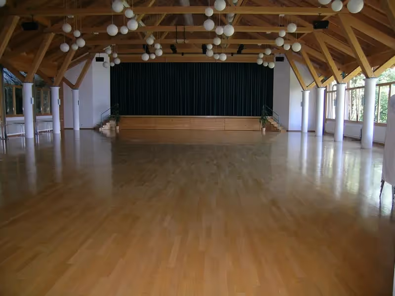 Saal Hasliberg Congress mit Holzkonstruktion und Bühne