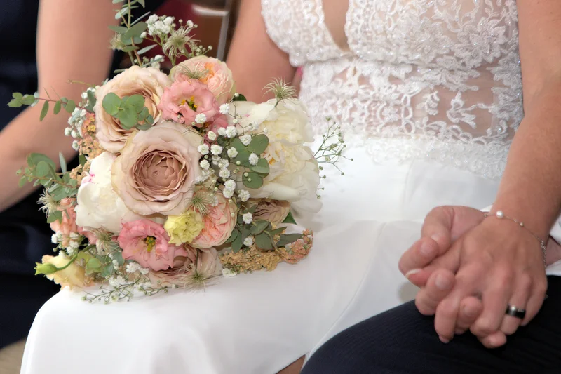 Hochzeitsfotograf Zürich Preise und Angebote für natürliche und zeitlose Hochzeitsfotografie. Lass dich von stilvollen und eleganten Hochzeitsfotos inspirieren, die deinen unvergesslichen Tag perfekt dokumentieren. Eine Hochzeit ist eines der emotionalsten Ereignisse im Leben und sollte auf einzigartigen Hochzeitsfotos festgehalten werden. Hochzeitsfotografie in der Schweiz, Angebote und Offerte für elegante, zeitlose und emotionale Standesamt Hochzeitsfotos und Kirchliche Trauungen.