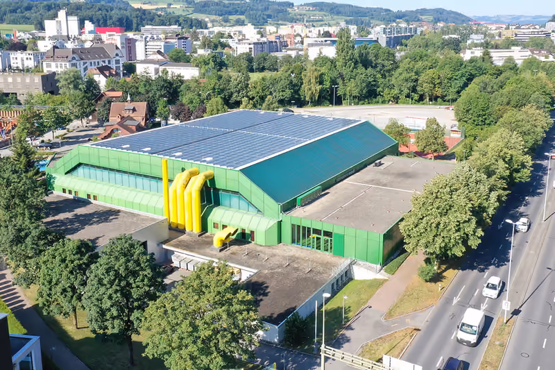 Luftansicht der grünen Stadthalle Sursee