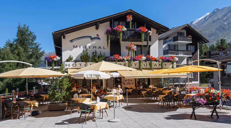 Aussenansicht des Hotels Mistral mit Sonnenterrasse in Saas-Fee