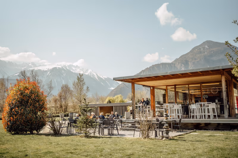 Fol’terres mit Terrasse, Weinbar und Bergkulisse