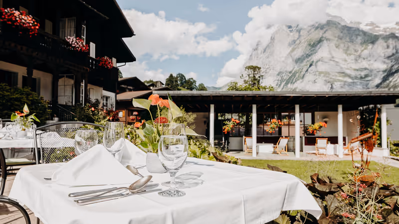 Gedeckte Panorama-Terrasse des Parkhotel Schoenegg mit Bergblick
