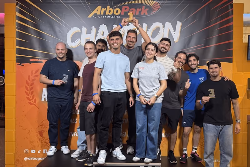 Gruppe vor der Champion-Wand im ArboPark