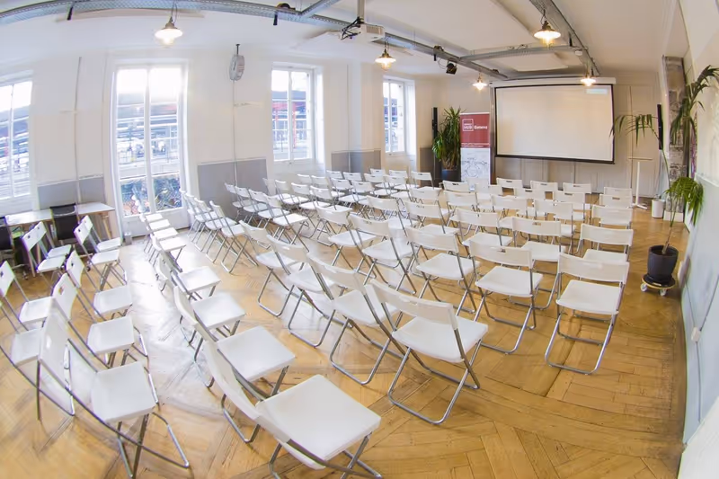 Grand Salon im Impact Hub Geneva mit Stuhlreihen und Präsentationsfläche