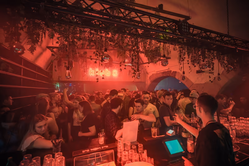 Barbereich und Veranstaltung im klub 8