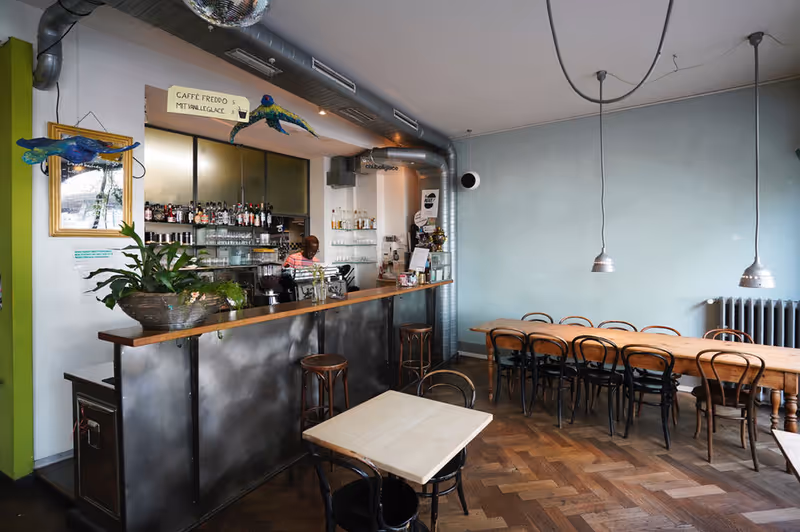 Restaurantbereich von O Bolles in der Bollwerkstadt mit Bar und Tischen