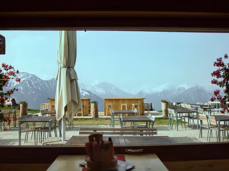Sonnenterrasse des Chüestall mit Blick auf die Walliser Berge