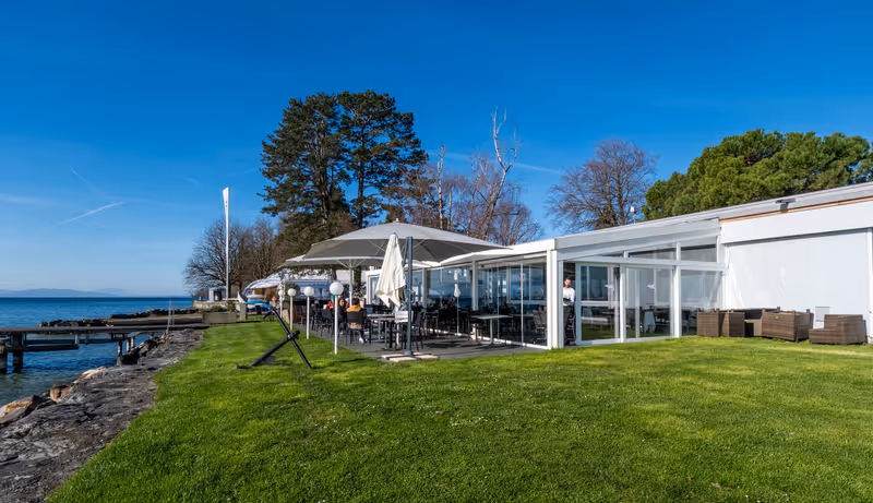 Restaurant du Club Nautique am Genfersee mit Terrasse