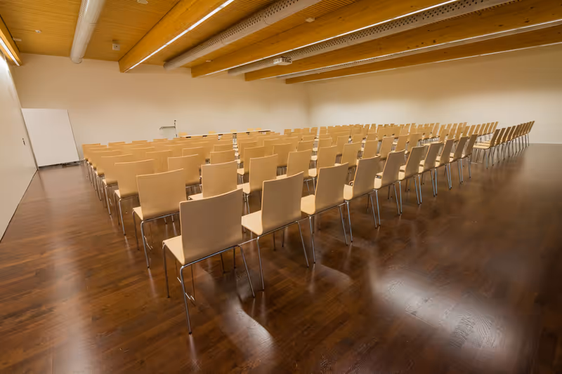 Seminarraum Galilée mit Theaterbestuhlung