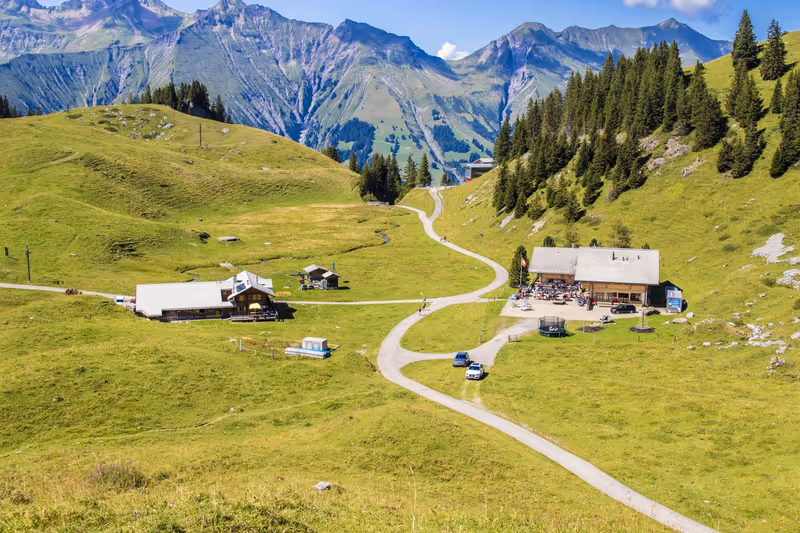 Berghaus Elsigenalp mit Sonnenterrasse in der sommerlichen Berglandschaft
