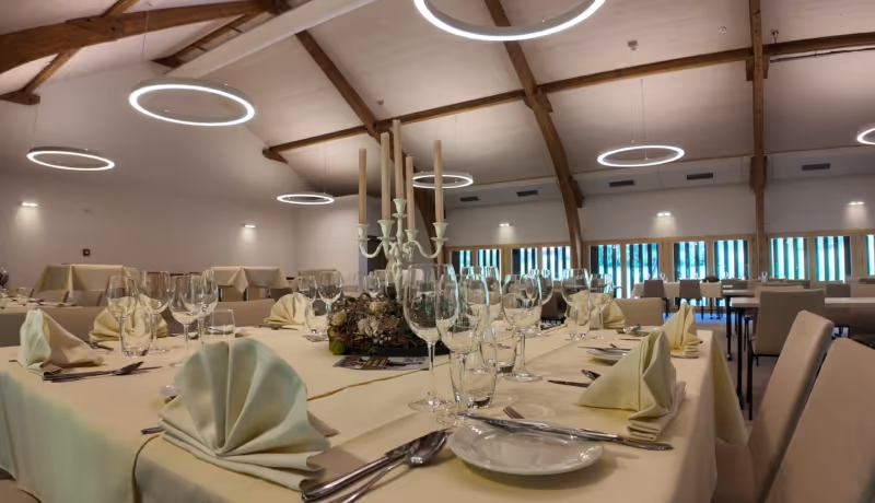 Gedeckte Tische im Eventbereich der Hirsere