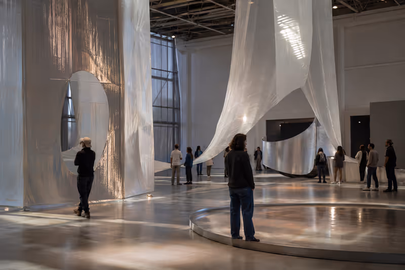 KI-generierte atmosphärische Szene einer zeitgenössischen Kunstausstellung