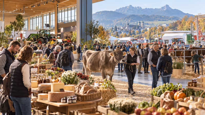 Lebendige OLMA-Messehalle mit Schweizer Landwirtschaft, regionalen Lebensmitteln, moderner Landtechnik und Publikum vor Ostschweizer Alpenkulisse.