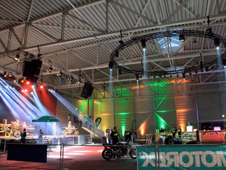 Motorräder und Veranstaltungsbeleuchtung in der Eventhalle des Campus Perspektiven