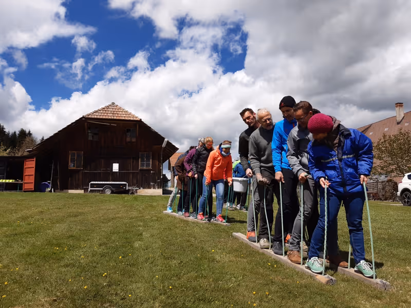Gemeinsame Teamübung auf der Outdooranlage von Kreativ Training