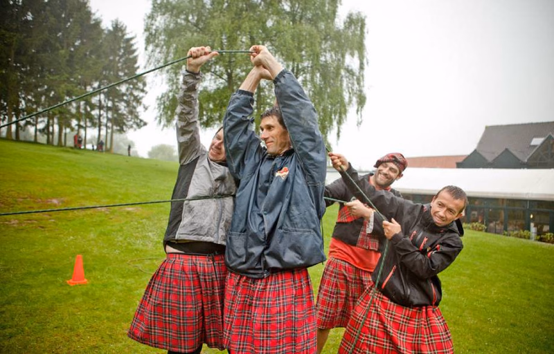 Highland Games von BITOU im Freien: Teamaufgabe mit Seilen.