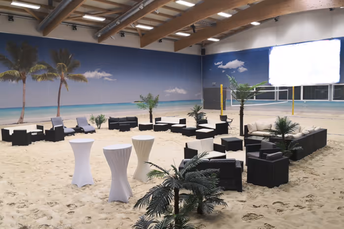 BeachIN-Halle mit Sand, Lounges und Stehtischen