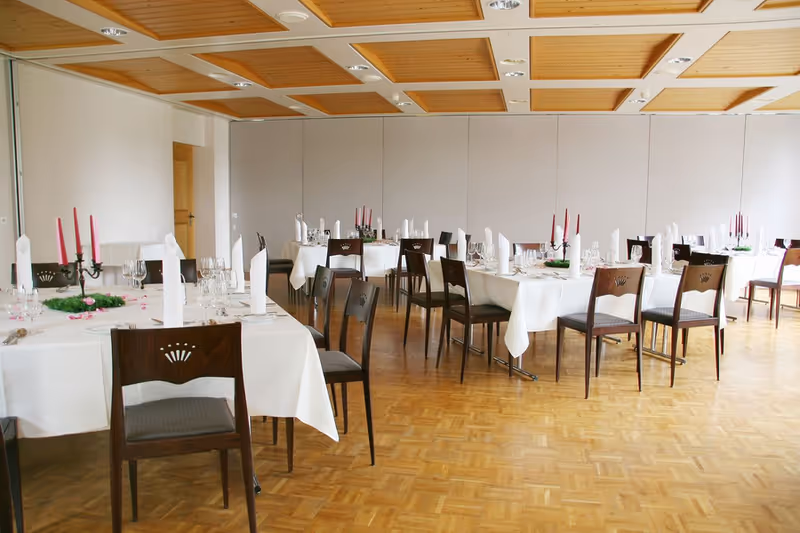 Gedeckte Tische im hellen Gutenburg Saal