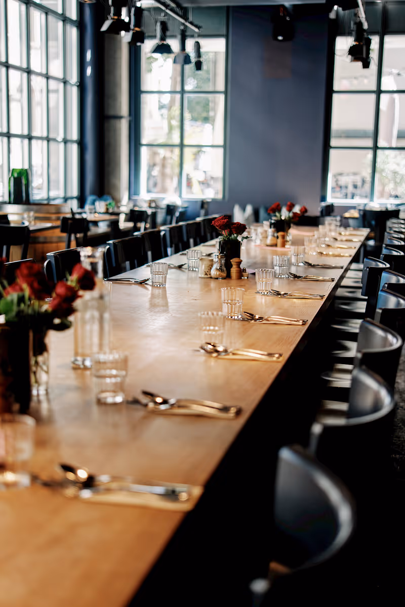 Gedeckter Gemeinschaftstisch im Restaurant VIERTE WAND