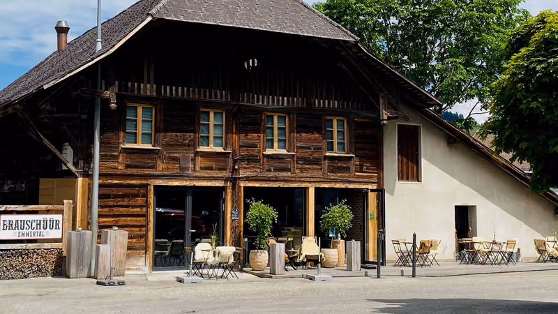 Aussenansicht der Brauschüür mit Sitzplätzen vor dem Gebäude