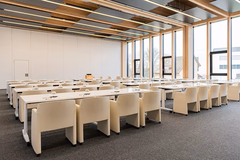 Heller Veranstaltungsraum des AFTERWORK Hotel