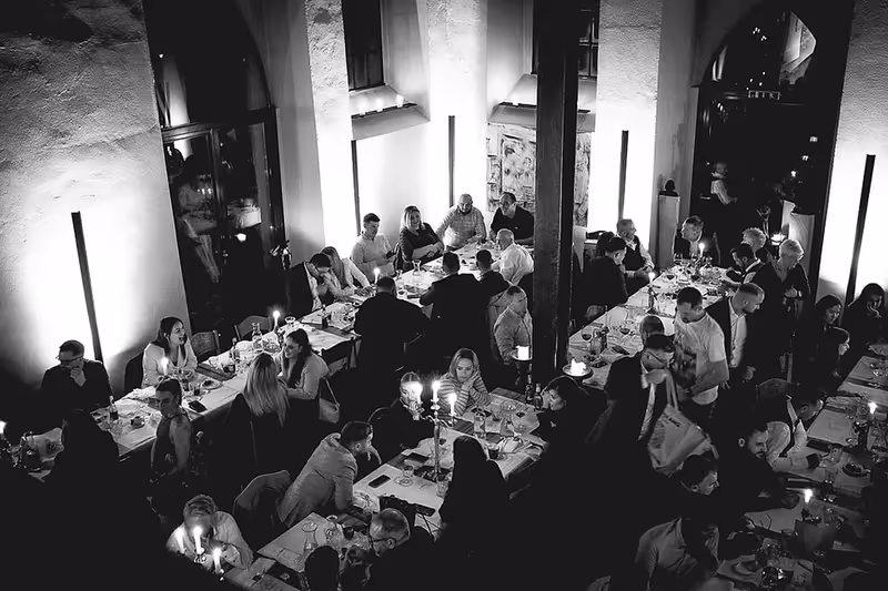 Gäste beim gemeinsamen Essen im historischen Restaurant Il Grano