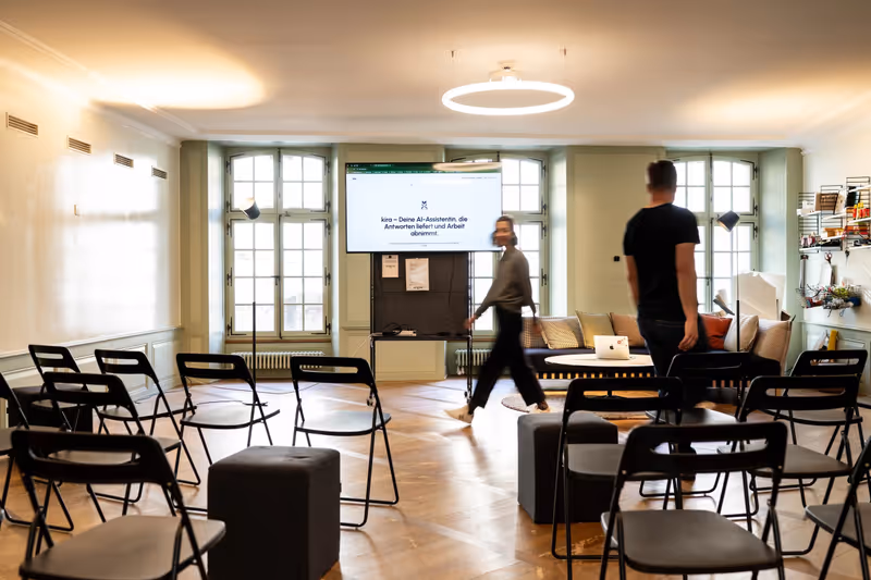 Heller Denkbar-Workshopraum mit Stühlen, Sofa und grossem Monitor
