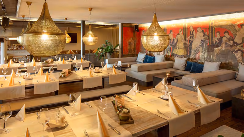 Gedeckte Tische und Lounge im Restaurant Panem