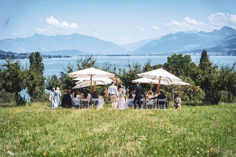 Gesellschaft bei einer freien Trauung auf der Halbinsel Au mit Blick auf Zürichsee und Alpen