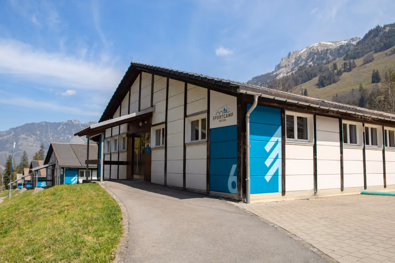 Gebäude des Sportcamps Melchtal vor der Bergkulisse