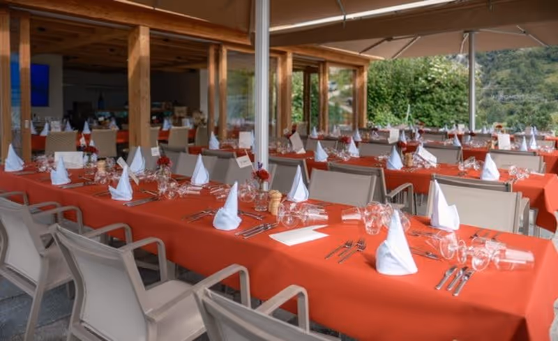 Gedeckte Tische auf der Terrasse des Clos Tschachtela