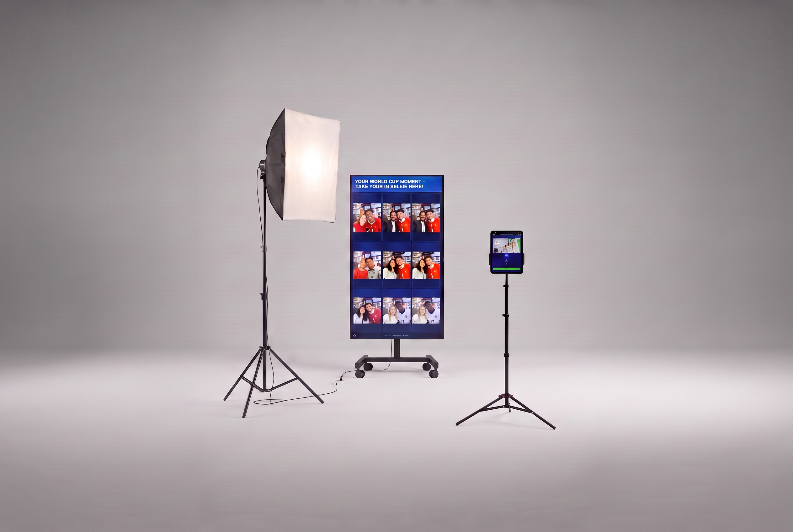 Professionelles IMMERSA KI-Fotobox Setup für Events und Messen in der DACH-Region. Rollbarer TV-Displayständer mit Live-Galerie, Softbox-Beleuchtung und iPad-Station auf Stativ. Buchbar für Firmenevents, Hochzeiten und Markenaktivierungen in Deutschland, Österreich und der Schweiz.