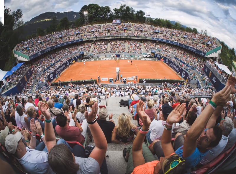 Spannende Tennisatmosphäre beim Generali Open Kitzbühel vor begeistertem Publikum.