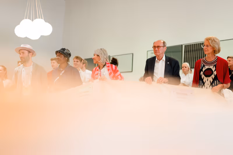 Teilnehmende und Gäste im inspirierenden Austausch beim European Forum Alpbach.