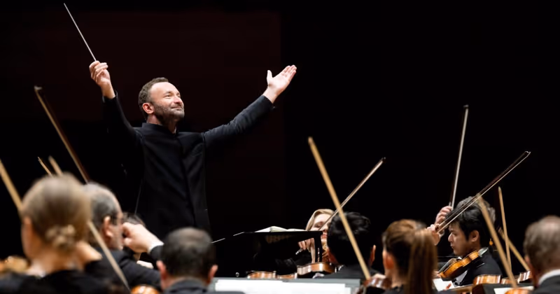 Kirill Petrenko dirigiert die Berliner Philharmoniker – das Residenzorchester der Osterfestspiele Salzburg.