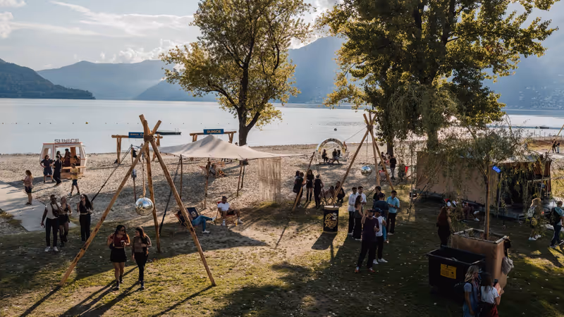 Das Festivalgelände am Lido Ascona: Tipis aus Holz, Discokugeln, Schaukeln und die Gondel am Strand
